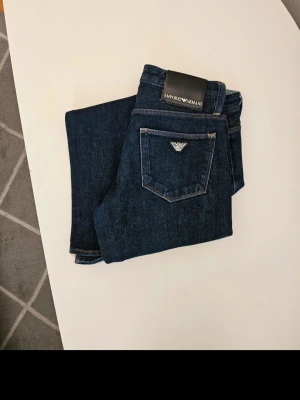 Mörkblå jeans från Emporio Armani - Ea7 jeans storlek S EU:29 som nya 