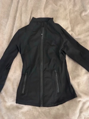 Lululemon dupe  - Super fin svart Lululemon define jacket (fake) väldigt lik orginalet. Kommer tyvärr inte till användning längre. Storlek 4 vilket motsvarar xs/s! Köp direkt för 249kr via köp nu!💞