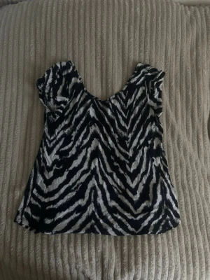 Zebra print topp❣️ - Jätte fin och gullig Zebra mönstrig topp❣️ pytte litet hål vid toppen delen av ryggen som man knappt märker❣️
