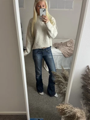 lee jeans - säljer mina lee jeans då dom inte kommer till användning längre, supersnygga! midjemått 35 och innerbenslängd 74💕🥰 hör av dig vid frågor eller funderingar