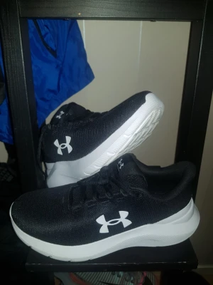 Under armour svarta träningskor - Köpta ifrån stadium outlet till min lillebror fast tyvärr passade dom inte. Det gick tyvärr inte att lämmna tillbaka dom för att skorna är använda en gång till gymmet. Köpta för 600kr säljer för 300kr