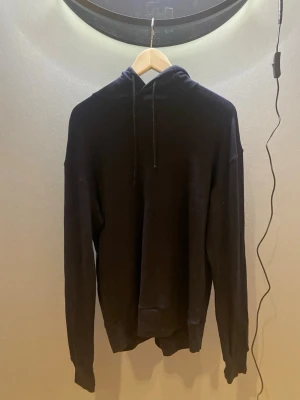 Merinoull hoodie - Säljer nu en sjukt skön och snygg merinoull hoodie i bra skick. Tröjan är mörkblå i storlek L. Hör av dig vid frågor 