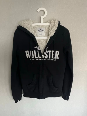 Hollister hoodie - Säljer denna feta hollister hoodien som är lurvig inuti. Varm och skön | storlek Xs | väldigt fint skick, inga defekter.