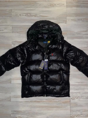 ralph lauren jacka - säljer den här ralph lauren jackan för ett bra pris då den inte passade mig. jag rekommendera nån som är 170-180 och medelvikt🤩 priset är inte hugget i sten