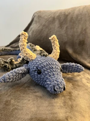 Virkad drake stor  - Virkad drake i fluffigt mjukt garn, perfekt som gosedjur eller dekoration💞ca 1 m lång 