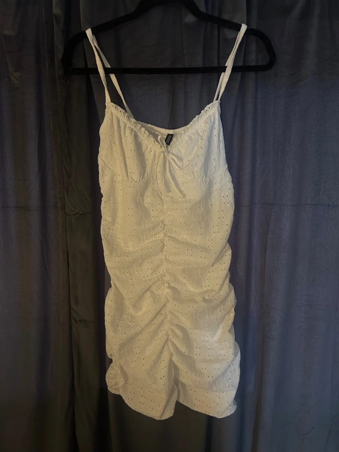 Vit kort klänning med snörning - 1