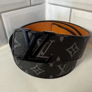 Svart monogram bälte 110CM - Svart jätte fin monogram bälte 110CM helt ny! Jätte fin.