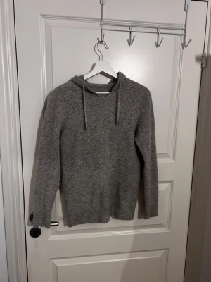 Merinoull hoodie - Hej säljer denna snygga merinoull hoodie. Lite skador vid kragen och ett litet hål vid armhålan. Skick 6/10. Pris kan diskuteras. Kom pm om ni har några funderingar. Mvh