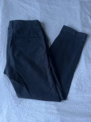 Svarta chinos med rak passform - Snygga svarta chinos med rak passform.