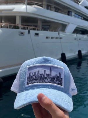 Velvetkeps - En velvet keps från ”Venture Clothing” i blå färg. Bilden är taggen i New York under 1930-talet. Kepsen kan enkelt justeras med lädespännet på baksidan. Hör av dig vid minsta fråga eller fundering! 