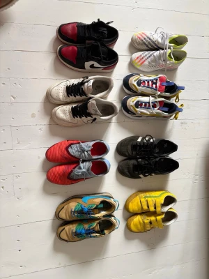 Många skor för dam och herr och i olika storlekar  - Priser finns för varje sko, pris diskuteras om man vill köpa. 