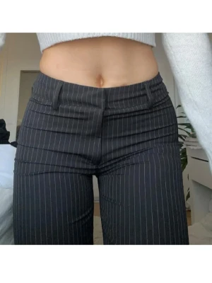 NYA lågmidjade kostymbyxor fr Madlady - HELT NYA och oanvända lågmidjade kostymbyxor från Madlady modell Lowwaist Cybel Stripe Black. Stl 32 (som XS) längd regular (innerbensmått 80 cm). Nypris 649 kr 