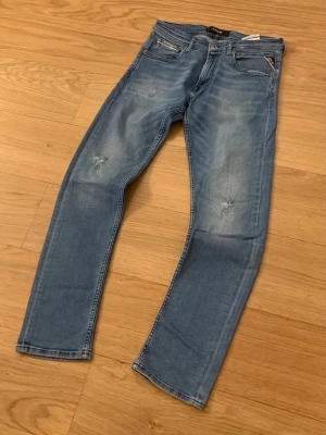 Replay jeans - Säljer ett par riktigt snygga Replay jeans med slitningar och tvätt. Skicket är 9/10. Storleken är W31, L32. Priset är 699kr. Kan sänkas.
