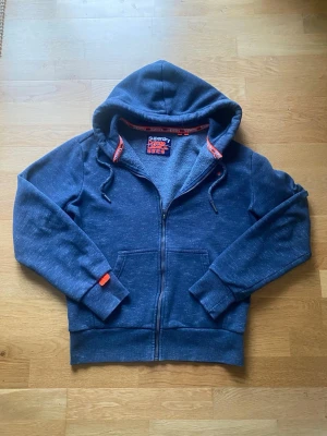 Superdry zip hoodie - Säljer denna herre jovlars feta zip hoodien från super dry. Skicket är riktigt bra. Hör av er om ni har några frågor!