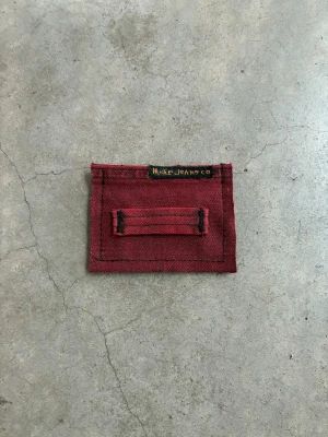 Jeansplånbok - Dropp 6  Handsydd plånbok i vintage jeans. Varje exemplar är unikt med snygga detaljer. Plånboken håller flera kort utan att dem åker ut. Små variationer i färg och struktur visar på plaggets tidigare historia💙  Tiktok: Jeanius.bc