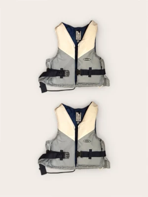 2 st Baltic Flytvästar (V-Cut) – 30-50 kg & 50-70 kg - Säljer två rejäla flytvästar från kvalitetsmärket Baltic, modell V-Cut. Båda i färgställningen grå/vit/marinblå. Säljes helst tillsammans men kan även köpas separat.  Väst 1: Viktklass 50–70 kg (storlek 8–11).  Väst 2: Viktklass 30–50 kg (storlek 5–8).  Skick: Väst 1 (50-70 kg) är i mycket fint skick. Väst 2 (30-50 kg) är i mer lite mer använt bruksskick, men är fortfarande fullt duglig. Kommer från ett absolut rök- och djurfritt hem.  Pris: 399 kr för båda.  Finns i Bromma. 