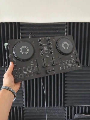 Svart DJ-kontroller DDJ-FLX2 - Säljer ett liten DJ kontroller som är väldigt bra för nybörjare som inte vill slänga ut tusenlappar för något avancerat. Sladdar ingår. Knappt använd då jag fick ett nytt DJ bord så den är helt ny.