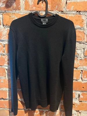 Merinoull tröja  - Merinoull tröja från HM, otroligt bra skick och är riktigt skön! Passar mig som är 170cm och väger 60kg