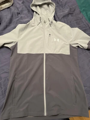 Under Armour windbreaker - använt några månader men funkar perfekt, skriv till mig för mer information!