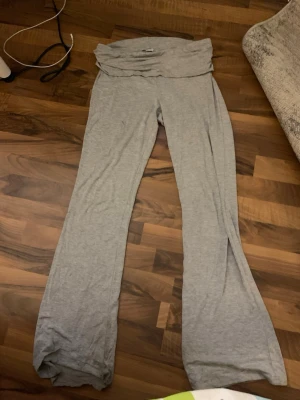 Grå mjuka loungebyxor - Supersköna grå loungebyxor med bred linning och utsvängda ben. Perfekta för att chilla hemma eller mysa runt i. Tillverkade i ett mjukt och stretchigt material som känns bekvämt mot huden.