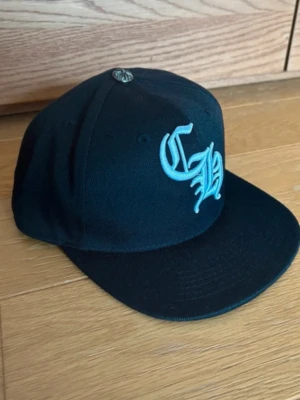 Chromehearts keps svart - Keps från chrome hearts svart går att justera storlek fin och stilren nu till våren. Aldrig använd!