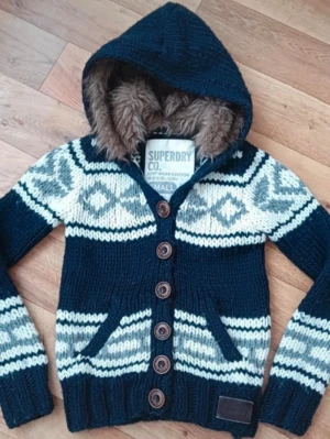 Superdry kofta - Jättesnygg 2000s superdry kofta i helt okej skick knappen är lite lös där nere och ett litet hål i inre ficka. Väldigt sällsynt!! Storlek S pris kan sänkas vid snabb affär