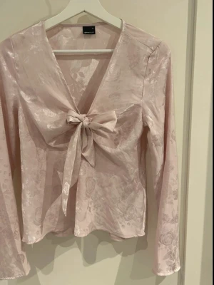 Ljusrosa tblus med rosett Gina tricot - Supersöt ljusrosa blus, endast använd 2 gånger!😍😍