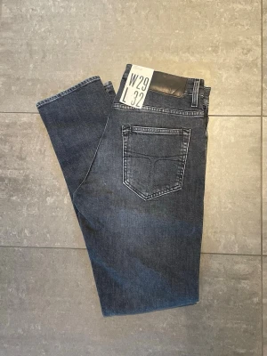 Tiger of Sweden jeans nya - Helt nya jeans ifrån tiger of Sweden med prislappen kvar på. Jeansen är i storlek W29 L32. Modellen är pistolero. Snygg slitnings design på höger ficka 