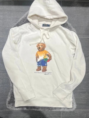 Polo Bear By Ralph Lauren Hoodie Vit - Schysst polo bear hoodie, storlek M, fint skick endast något nopprig med tvättpåverkan