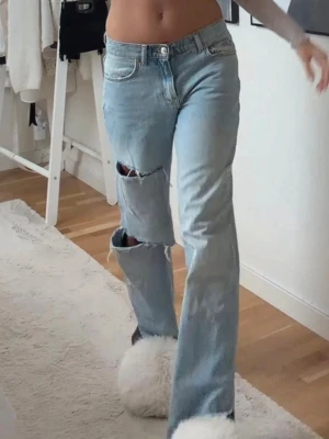 Ljusblå jeans med hål - Köpta från Vinted men passar inte mig så säljer dom vidare🩷