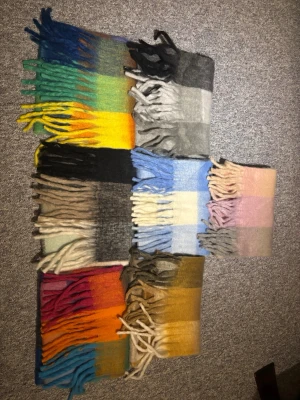 Acne Studios Liknande halsdukar. 150kr styck - Halsdukarna är inte av märket acne Studios.  Säljer flera mjuka halsdukar i olika färgkombinationer, bland annat blå, grön, gul, orange, beige, grå, rosa och lila. Alla halsdukar har breda ränder och långa fransar i ändarna. Perfekta för att addera färg till din outfit. Styckpriset är 150kr så kontakta vid intresse och vilken färg 😊