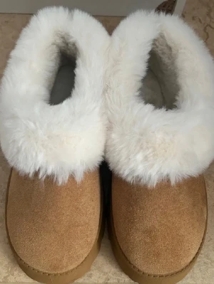 Uggs med vit päls - Ett par brun vita uggs skor/tofflor 
