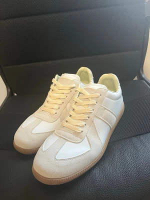 Vita GATS - Snygga vita gats, endast testad en gång, så är i mer eller mindre nytt skick! Storlek 43, Skriv vid frågor om bilder eller prisförslag! Försöker skicka så snabbs som möjligt efter köp!