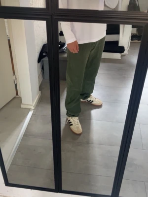 Gröna loose fit jeans - Säljer ett par gröna loose fit jeans med avslappnad passform och raka ben. Jeansen har en enkel design utan synliga slitningar eller detaljer och passar perfekt för en chill och stilren look.