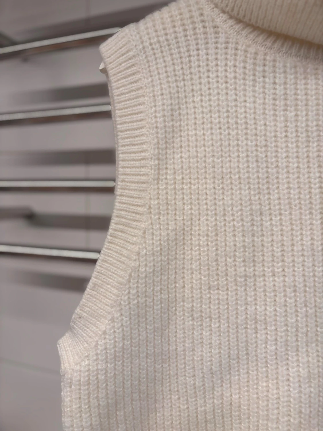 Stickad ärmlös tröja  - 1