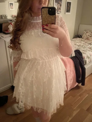 Studentklänning  - En jättefin studentklänning i spets från Bubbleroom i storlek 42, helt oanvänd bara testad men prislappen är borta 💕