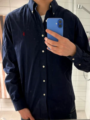 Ralph Lauren Skjorta  - Ralph Lauren skjorta i mycket fint skick. Storlek M men passar L. Perfekt för fest och skola. Tveka inte på att höra av er! 😁