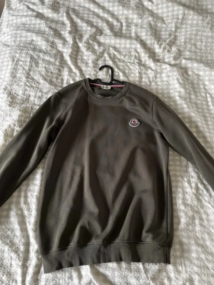 Moncler Tröja - Moncler tröja. Helt okej använd(Väldigt bra skick) Storlek S. Fraktar och möts ull