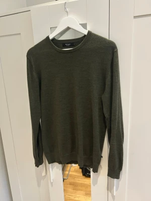  Merinoulltröja från Matinique - Säljer en supersnygg olivgrön merinoull tröja från Matinique, 100% merinoull😃. Den är i extremt bra skick och i storlek M. Skriv om ni har några frågor! 
