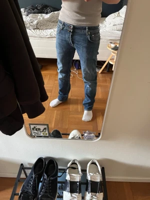 Blåa jeans från Jacob Cohen - Säljer ett par klassiska blåa jeans från Jacob Cohen med slim/straight passform och låg midja.  Modellen är style 622 och mycket fint skick. Jag är 177 cm och 68 kg. Skriv vid fundering!