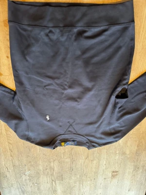 Mörkblå sweatshirt från Polo Ralph Lauren - Mörkblå sweatshirt från Polo Ralph Lauren med klassisk rund halsringning och liten broderad logga på bröstet. Tröjan har långa ärmar och är tillverkad i mjukt bomullsmaterial. Perfekt för en avslappnad och stilren look.