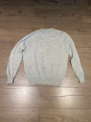 Kashmir tröja - Kashmir tröja som är handgjord. Den är köpt i Indien från en gård som producerar kashmir. Den sitter som S