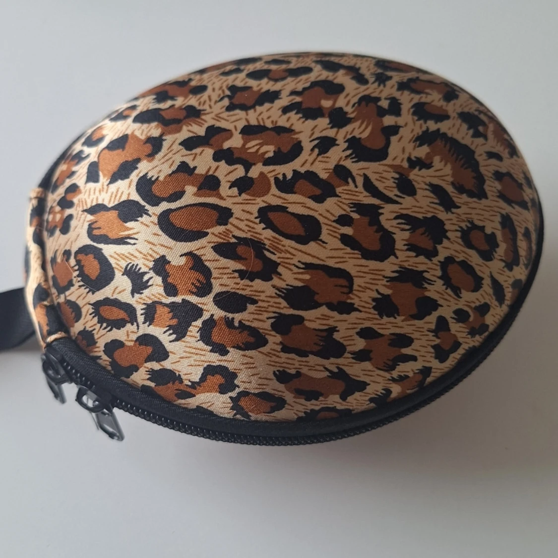 Leopardmönstrat hårt bh fodral. Rymmer 2 st