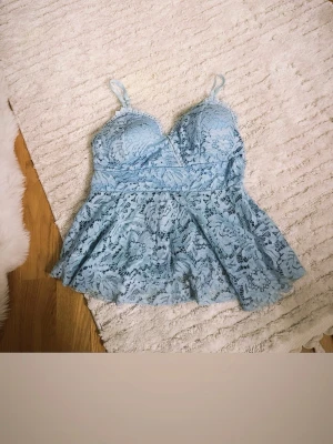 Sommartopp - Jätte söt ljusblå sommartopp. Perfekt för en varm dag. Aldrig använd 🩵🐬☀️⛱️passar S