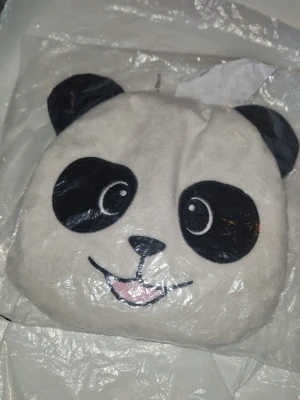 Värmekudde vete - Söt värmekudde med vete fyllning. Värms i mikro i ca 30-45 sekunder och helst med ett glas vatten i för att förhindra att veten torkar ut och för att förhindra bränmärken. Perfekt för all slags värk