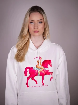 Vit hoodie från fröken snusk - Vit hoodie med stor färgglad tryck på framsidan som visar en person på en rosa häst. Hoodien har huva med dragsko och klassisk passform. Perfekt för dig som gillar unika och uttrycksfulla plagg.