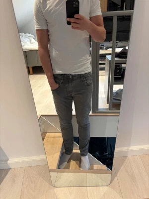 Replay anbass hyperflex - Säljer dessa feta replay jeans i grå färg. Storleken är W33 L32. Bra skick men en liten defekt i skrevet(se bild 4). Bara skriva vid frågor🤗
