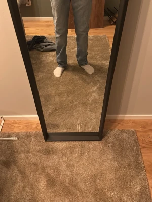 Ljusblå raka jeans från Levi's - Säljer ett par klassiska ljusblå jeans från Levi's med rak passform och fem fickor. Jeansen har en snygg vintage tvätt och är tillverkade i slitstark denim. Perfekta för dig som gillar en tidlös och avslappnad stil.