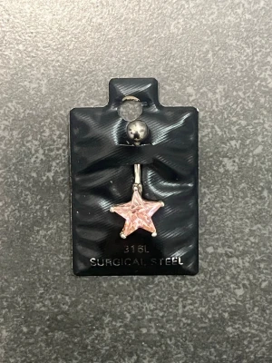 Navelpiercing med rosa stjärna - Aldrig använd 