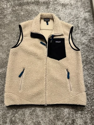 Patagonia väst - Säljer denna Patagonia västen för ett galet bra pris💸. Västen är en kopia av en vanlig och därav priset. Men går inte att se några defekter på den. Priset är diskuterbart💸
